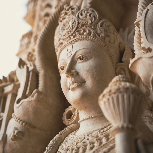 曼谷印卓威漢寺：泰緬建築藝術特色，感受濃厚宗教氣氛