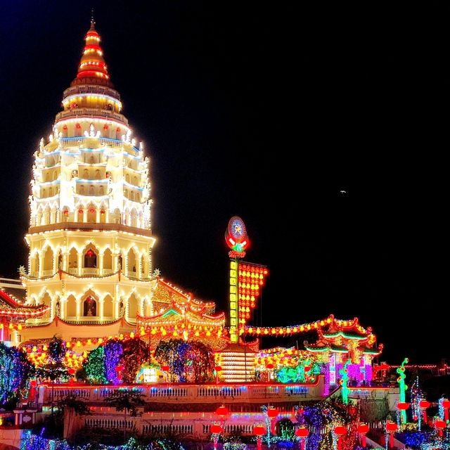 Kek Lok Si Temple's Stunning Light Display