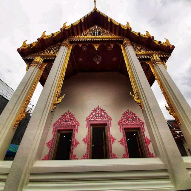 ไหว้พระพุทธมหาชนก และดูแท่นสำเร็จโทษโบราณ