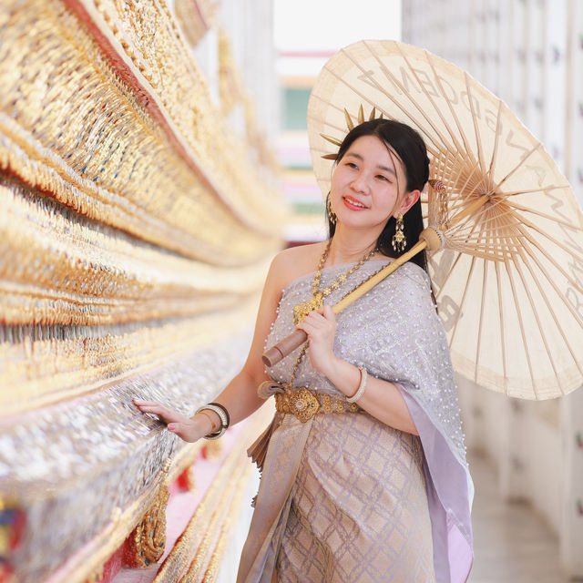 Capture Timeless Beauty: Photo Shoot in Traditional Thai Costume at Wat Arun