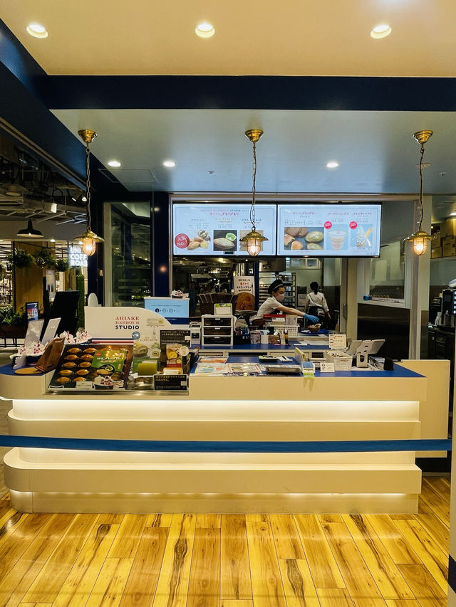 【横浜:みなとみらい】焼きたてハーバーが楽しめる店舗内カフェ