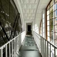 壮大な空間で楽しむ現代アートの旅：Hamburger Bahnhof 美術館