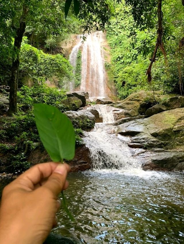 Tawan Ratsami ("Sunray") Waterfall