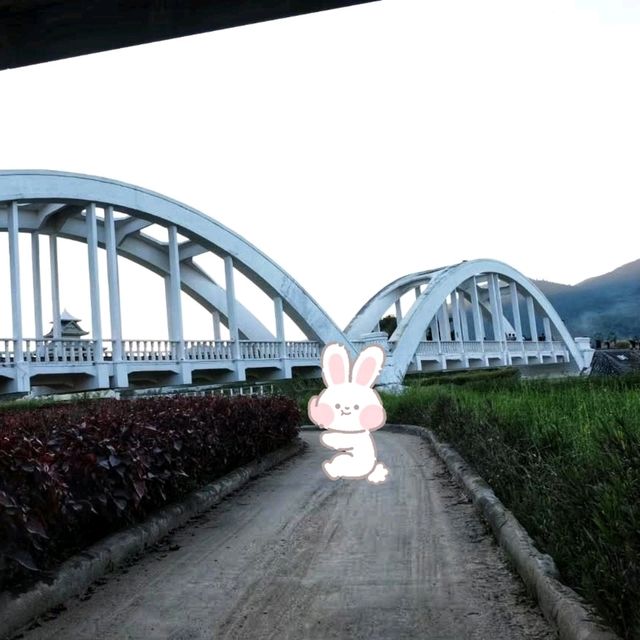ชมรถไฟ สะพานโค้งสถาปตยกรรมตะวันตก
