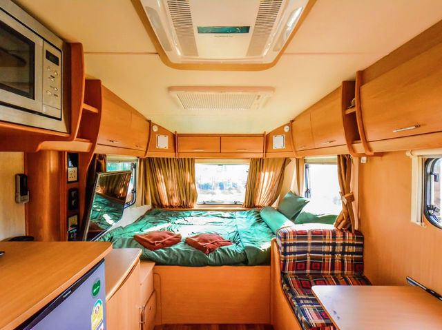 นอนรถบ้านสไตล์ glamping เขาใหญ่