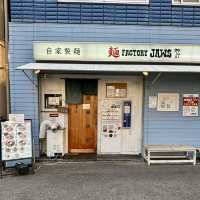 【大阪・谷町六丁目】自家製麺で味わうつけ麺が自慢「麺ファクトリー ジョーズ」