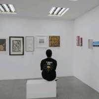 จิบกาแฟและชมงานศิลปะที่ Galerie Monument กัน