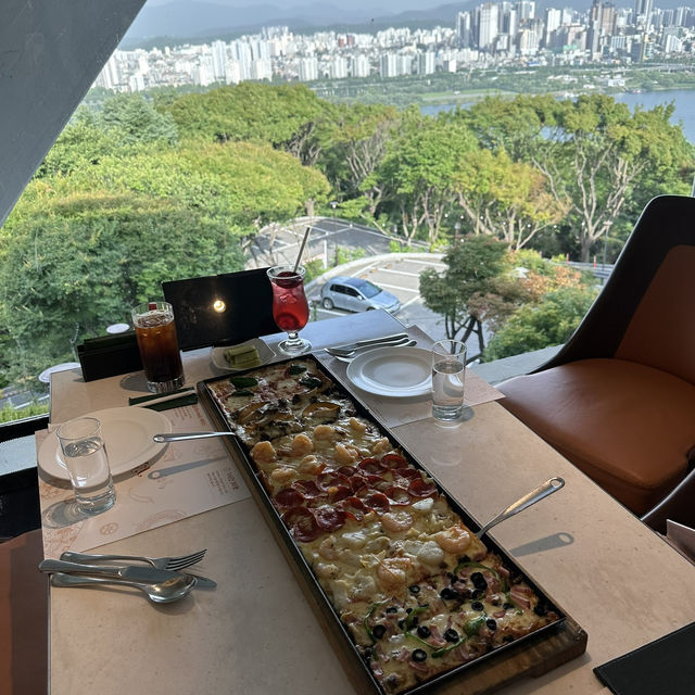 서울의 정취를 담은 피자의 명소🍕, ‘워커힐 피자힐’에서 즐기는 특별한 미식 여행