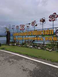 ล่องเรือเที่ยว  ที่อุทยานแห่งชาติเขาสก