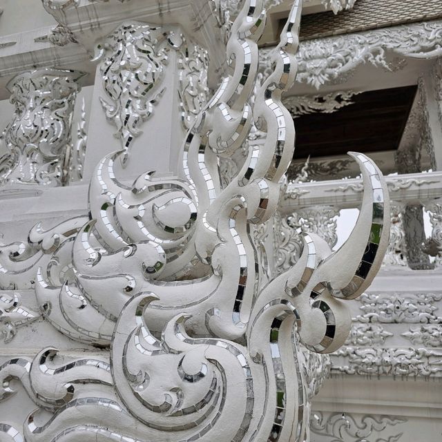 เที่ยวเชียงราย ไหว้พระวัดร่องขุ่นสวรรค์บนดิน