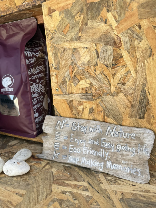 📍Neek friends journey คาเฟ่ลับๆริมหาดเขาตะเกียบ