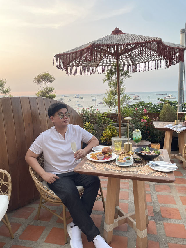Moon Whale Pattaya Rooftop & Sunset Bar