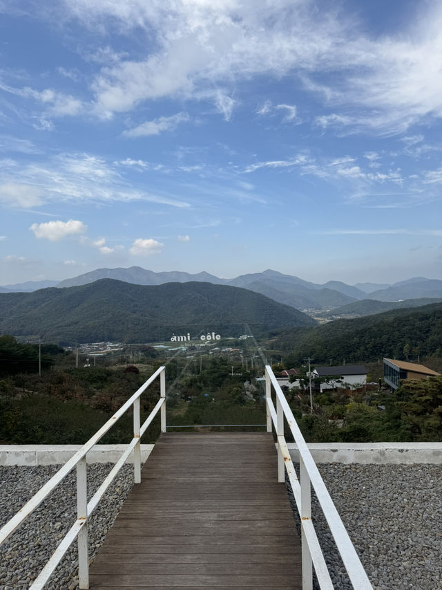 산중턱에 위치해 있어 뷰가 정말 멋진 카페였어요