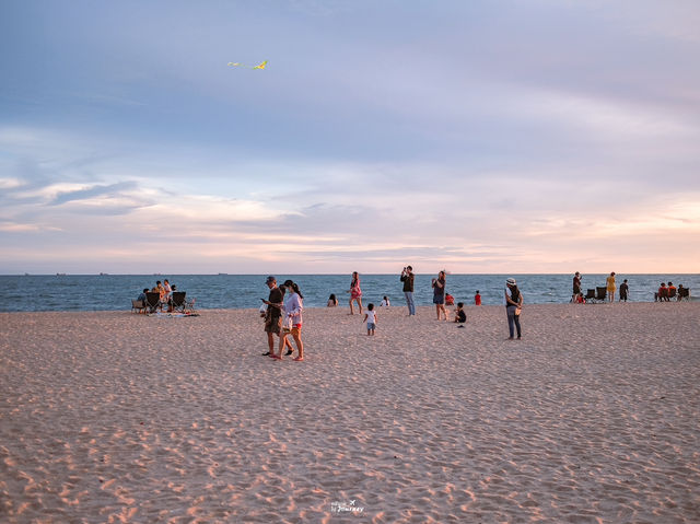 เดินเล่นสุดชิล หาของกินริมหาดแหลมเจริญ ระยอง