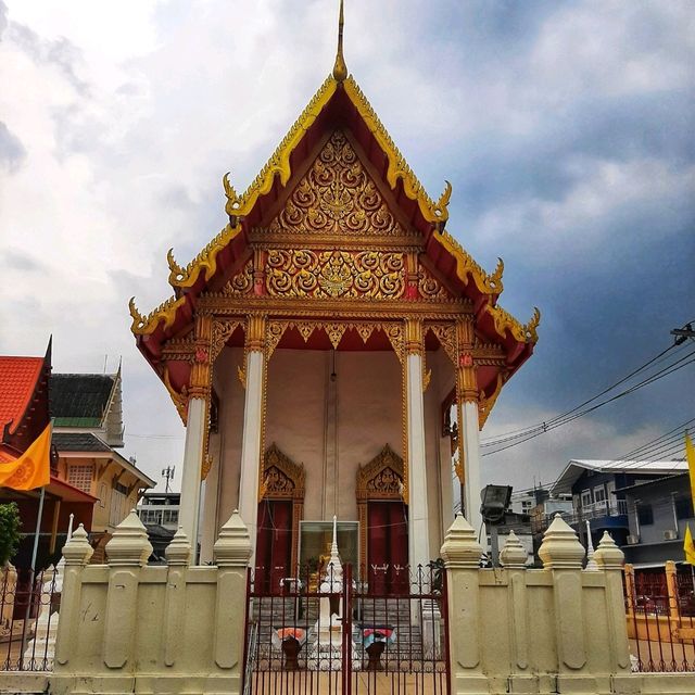 สักการะหลวงพ่ออู่ทองที่วัดดงมูลเหล็ก