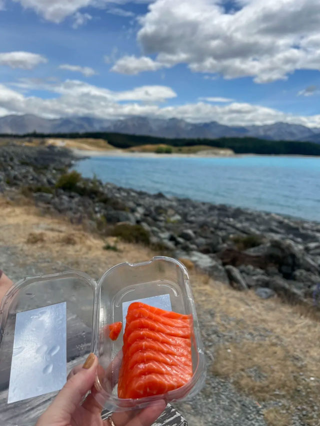 นั่งกินแซลมอนริมทะเลสาบ Pukaki นิวซีแลนด์ 😋