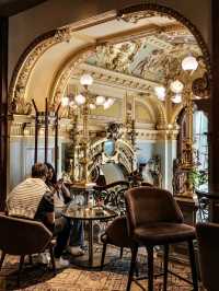 New York Cafe: Handsdown to the The Most Beautiful Cafe in the world 