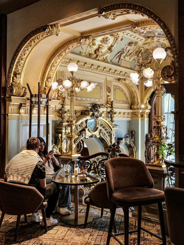 New York Cafe: Handsdown to the The Most Beautiful Cafe in the world 