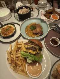 vibey cafe with unique hainanese dishes!!! 🍸🍃✨