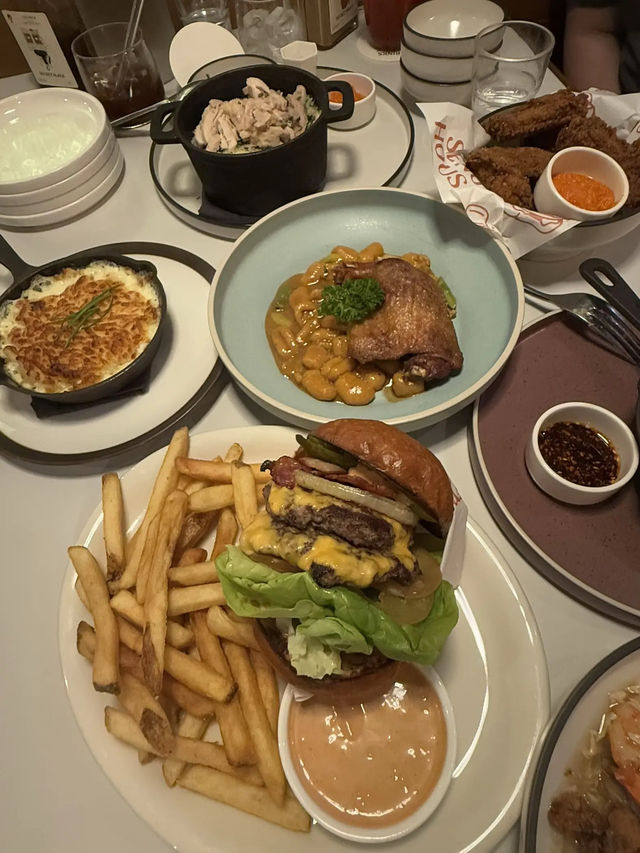 vibey cafe with unique hainanese dishes!!! 🍸🍃✨