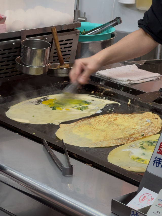 Feng Chia Night Market: A Vibrant Food Haven for Locals and Visitors