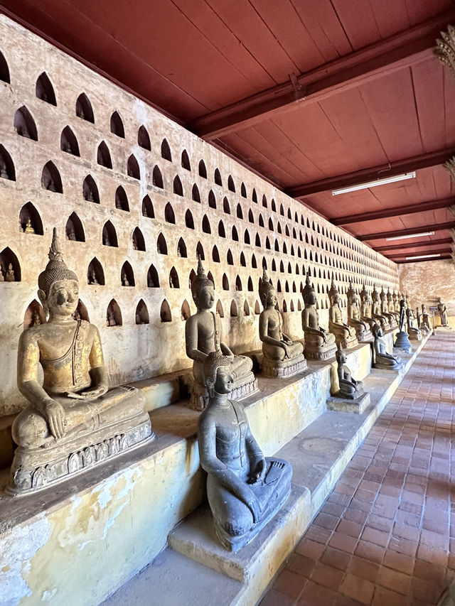เที่ยวลาว แวะไหว้พระที่วัดสีสะเกต