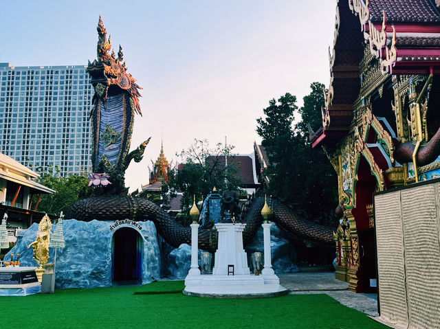 泰國曼谷當地著名求美貌與智慧的寺廟推薦：Wat Nak Prok วัดนาคปรก，適合去請願拍照打卡遊玩。
