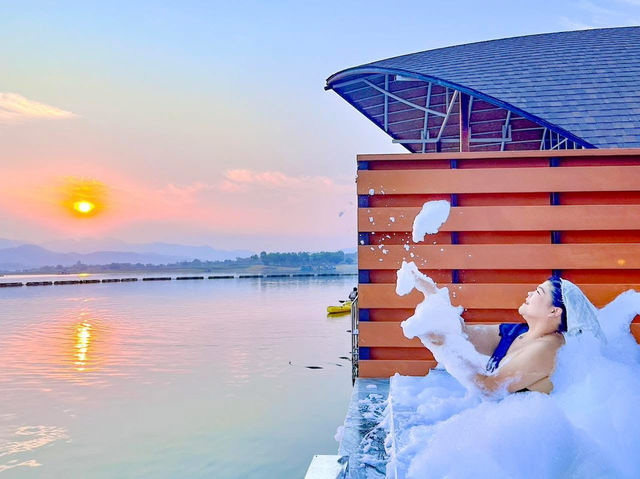 นอนแพริมน้ำแบบ luxury ในเขื่อนศรีนครินทร์