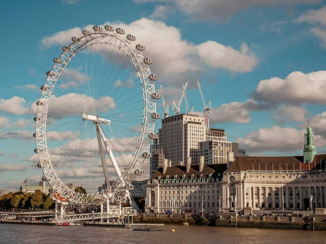 "London: A Vibrant Blend of History and Modernity"