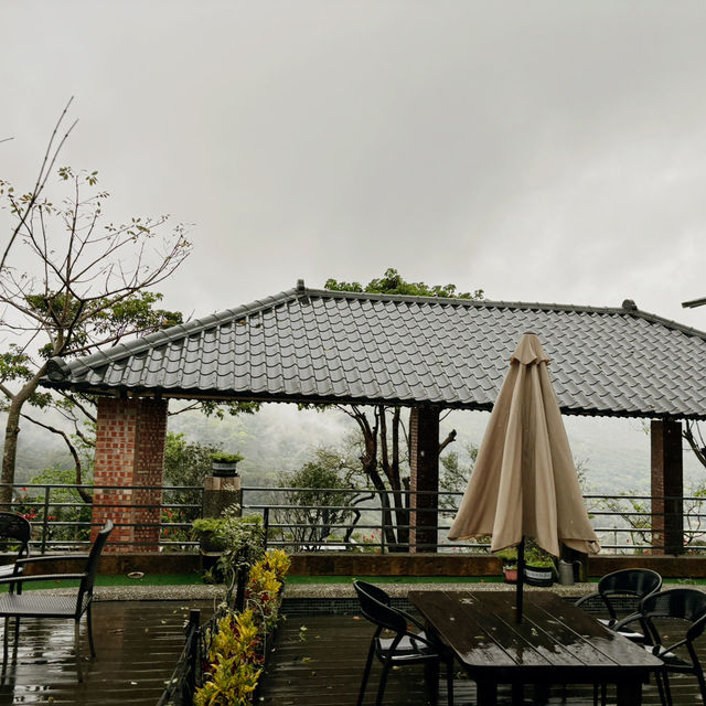雨霧中的溫暖時光：金山猿咖啡 