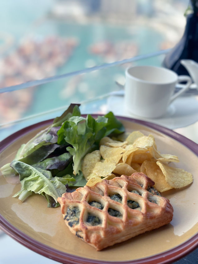 香港必到景點 Sky100 二百幾包門票+美食，超抵！  每次旅行都會去當地嘅Tower欣賞當地風景 而香港最美嘅景色就在 Sky100 「天際100」 襯住最近做緊優惠，帶咗成班朋友上去打卡  仲喺
