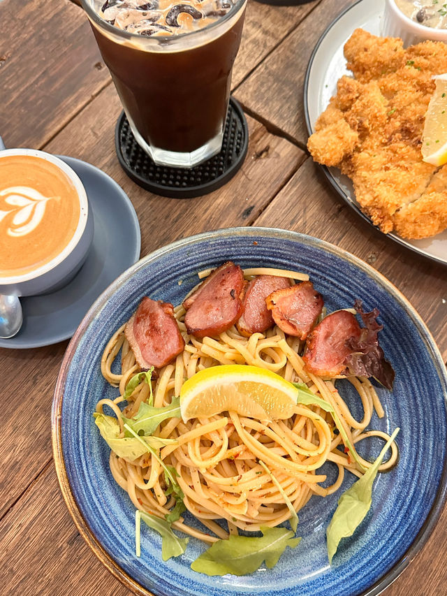The Stolen Cup – A Vintage Café Gem on Jonker Street