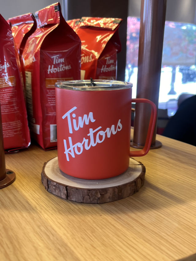 캐나다 감성 그대로, 팀홀튼 굿즈 가득한 카페🇨🇦
