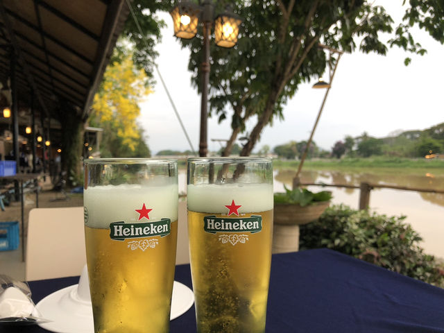 川を彩る素敵な料理🍽️🥂と風景🏞️と生演奏🎷🎸