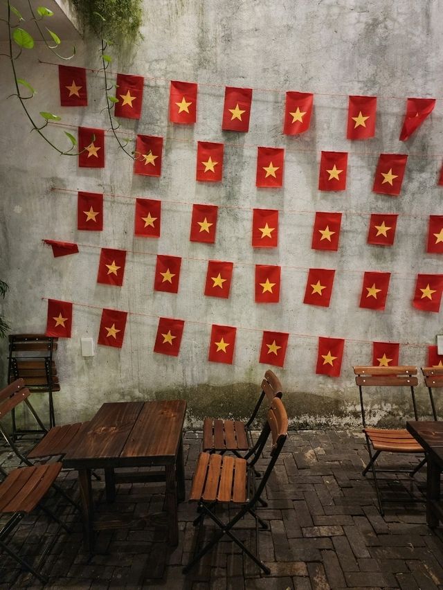 【ダナン/ベトナム】大きな本棚が印象的📚️Gé Cafe