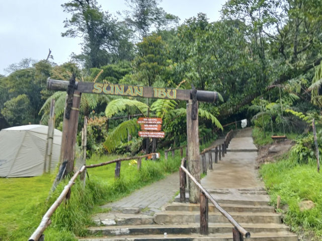 Kawah Putih on a Rainy Day: A Mysterious Volcanic Lake Journey ⛈️🌿