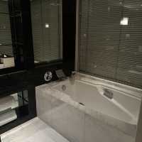 🌆 Stay Where Elegance Meets the Skyline – Mandarin Oriental Hong Kong 🛁✨