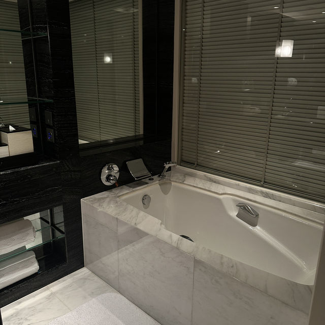 🌆 Stay Where Elegance Meets the Skyline – Mandarin Oriental Hong Kong 🛁✨ 🌆 Stay Where Elegance Meets the Skyline – Mandarin Oriental Hong Kong 🛁✨