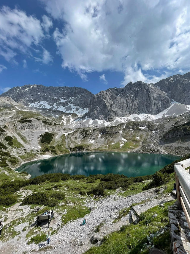 電車とケーブルカーで行ける！絶景トレイルの先にある天空の山小屋「コーブルガー・ヒュッテ」⛰️🚶‍♀️✨  