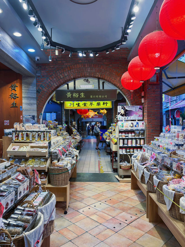 🎎穿越百年風華：在迪化街遇見城隍的守護與市場的人情