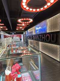 ห้องสมุด “御溪书斋” (Yu Xi Shu Zhai) ในห้าง HI CITY กว