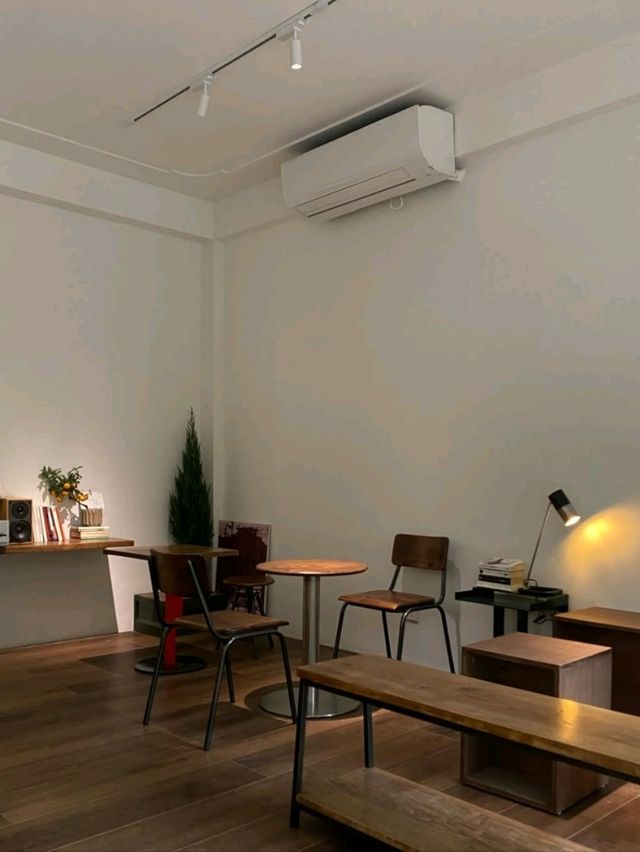 Low Battery Café