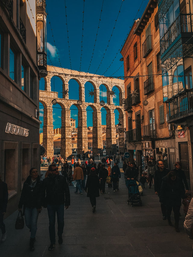Timeless Arches Under the Sun – Afternoon at the Segovia Aqueduct