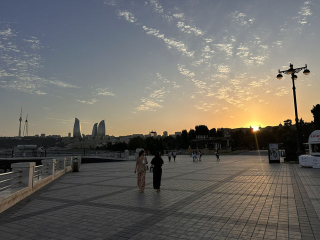 【Baku Promenade 夕暮れ／バクー海岸散歩｜カスピ海と炎の塔が織りなす“黄金の散策劇場”】