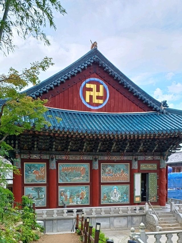 가족 나들이로 여유롭게 둘러보기 좋은 사찰
