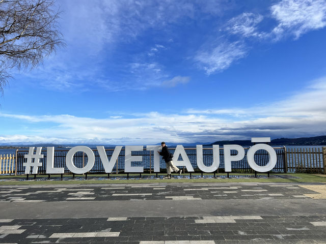 🏞 Lake Taupō｜紐西蘭內陸的蔚藍巨鏡，火山與湖水共舞的寧靜地景 