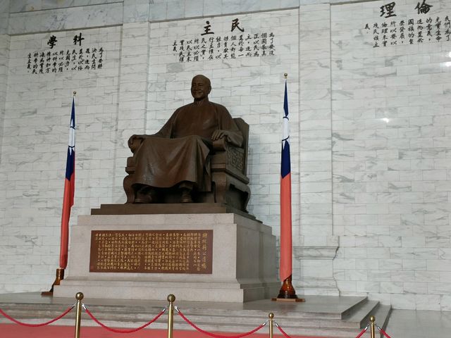 自由的足跡，歷史的回聲，自由廣場之行。