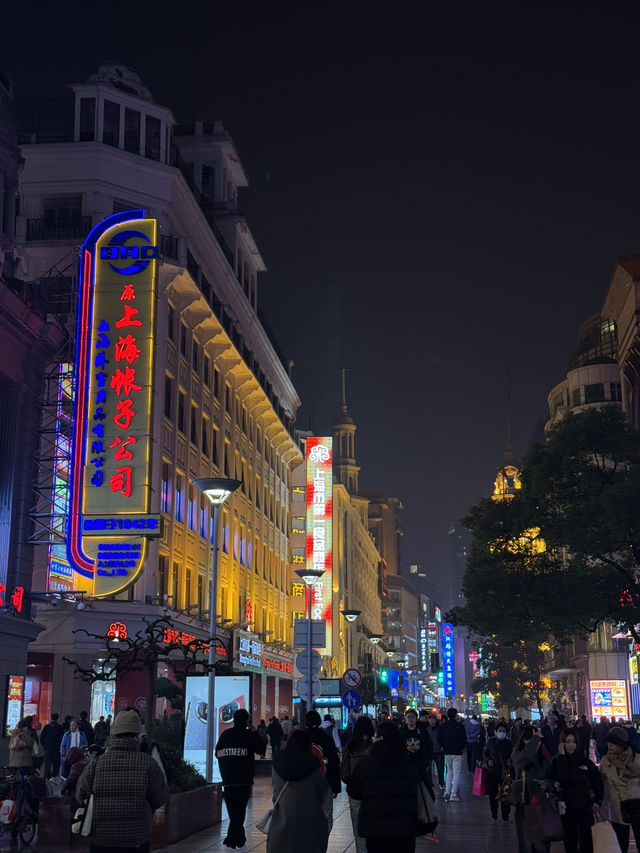  🛍️ Nanjing Road – ถนนสายช้อปสุดปังแห่งเซี่ยงไฮ้