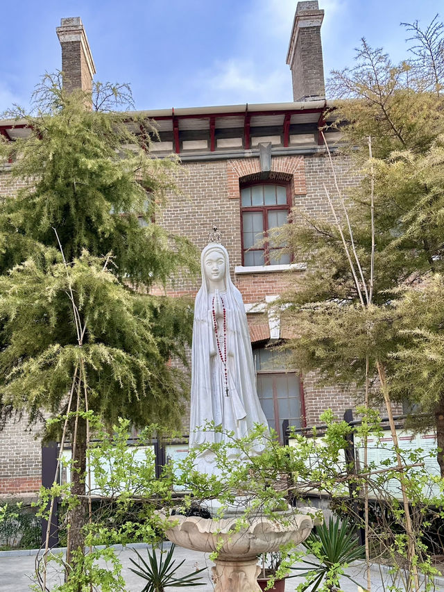 Spires Among Side Streets – A Cathedral Tucked into Kaifeng’s Everyday Life