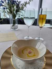 レインボーブリッジを望むテラスで、NYグリルフレンチとシャンパンを🍽️✨